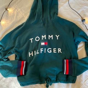 Tommy Hilfiger cropped hoodie | Size: L